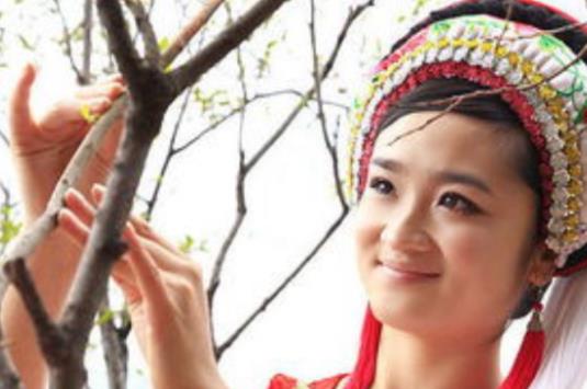 白族姑娘遞給你的荷包，為啥不能隨便接？導遊：接了估計你回不來