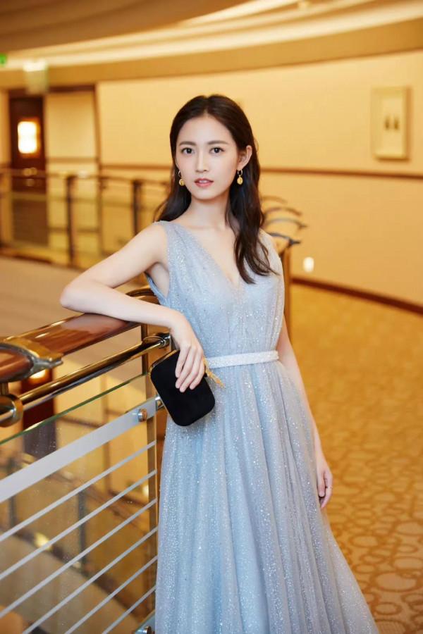 陳鈺琪裙裝簡約而不簡單，優雅又不失氣場，傾國又傾城