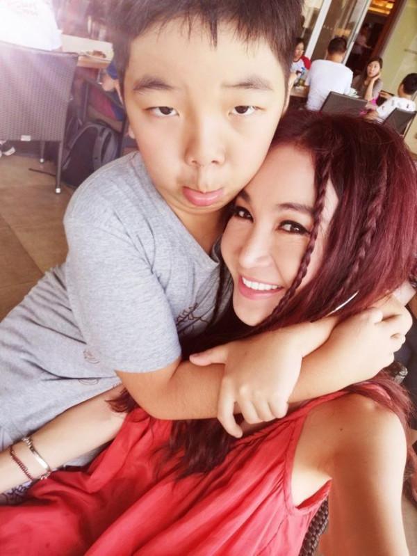 溫碧霞曬與老公恩愛出遊，養子身高超媽媽，母子貼面擁抱不避嫌