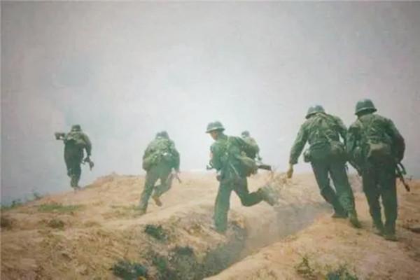 老山戰役：戰事有多慘烈，士兵打掃戰場時，岩石已碎成粉末