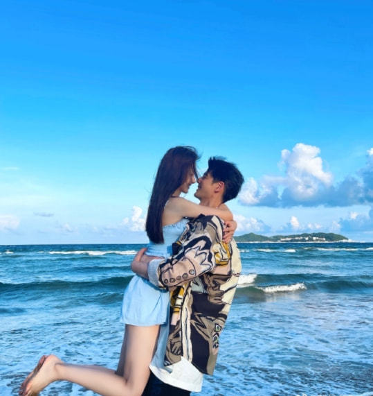 郭品超中秋攜女友秀恩愛,兩人漫步海邊,牽手相擁舉高高甜度爆表 郭品超中秋攜女友秀恩愛,兩人漫步海邊,牽手相擁舉高高甜度爆表