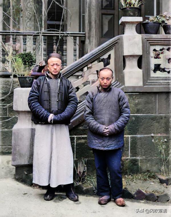 1911年2月的湖北宜昌,漁民用水獺捕魚,巨大的墓碑令人震撼 1911年2月的湖北宜昌,漁民用水獺捕魚,巨大的墓碑令人震撼