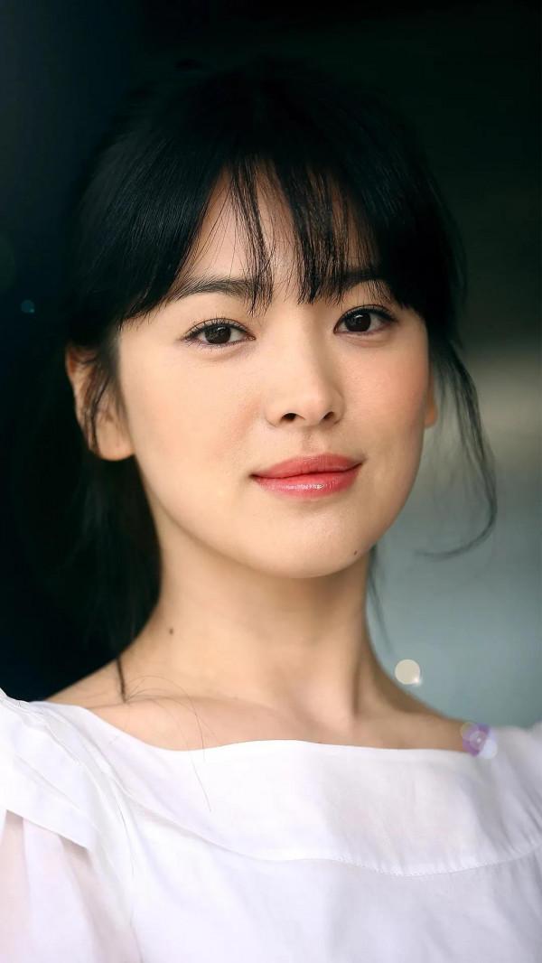 她的背影讓人魂牽夢繞，她的笑容使人勾魂攝魄。韓國女神宋慧喬