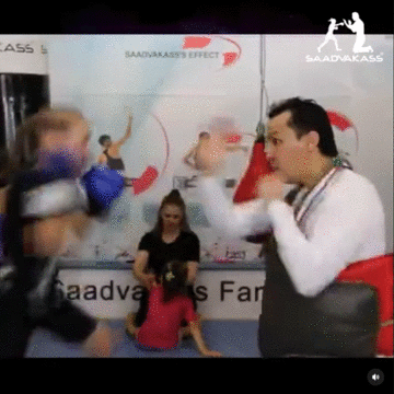 一拳能打斷樹甚至打凹鐵門，這個13歲女孩太可怕