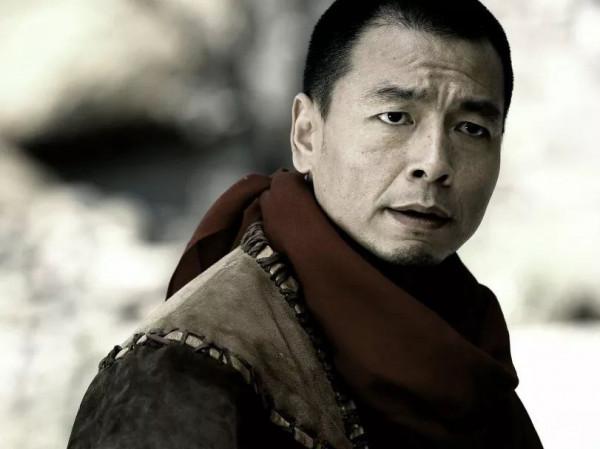 硬漢王挺：父母離異有淚，38歲幫爸爸還完債後，父子倆抱頭痛哭