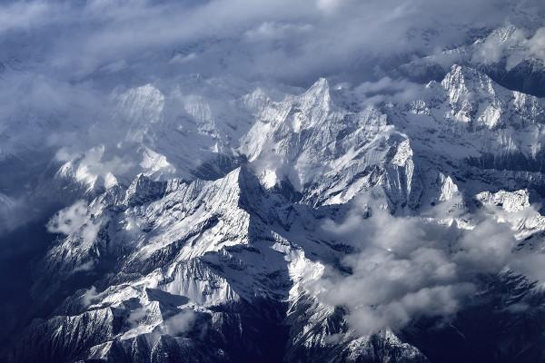 把還不會說話的嬰兒聚到一起，不教他們說話，會產生新的語言嗎？