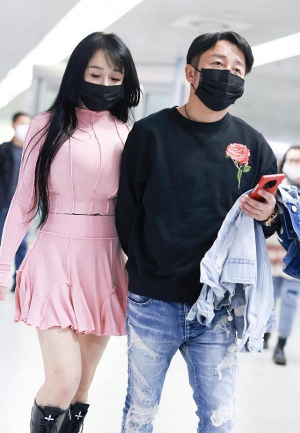 短裙真的很顯年輕，冉瑩穎穿上之後，都不像孩子媽了