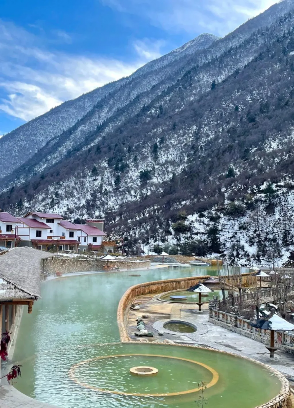 四川人看藍冰奇觀,不用再去貝加爾湖了,就在川西這個免費冷門地 四川人看藍冰奇觀,不用再去貝加爾湖了,就在川西這個免費冷門地