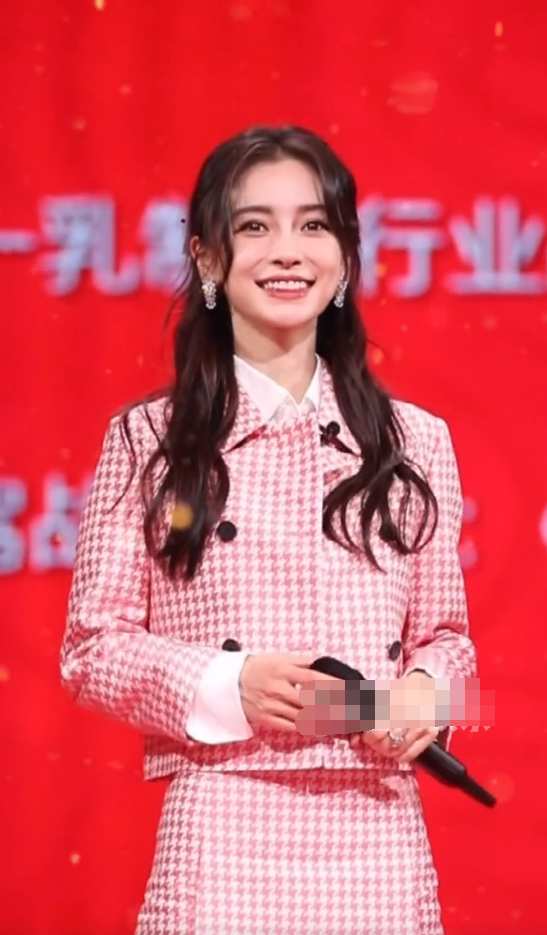 ​baby成北京臺春晚代言人！穿長裙現身後臺，生圖曝光瘦出排骨胸