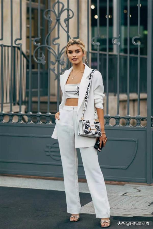 今年褲子流行“穿寬不穿緊”，穿著舒適又顯瘦，腿粗+胯寬的福音