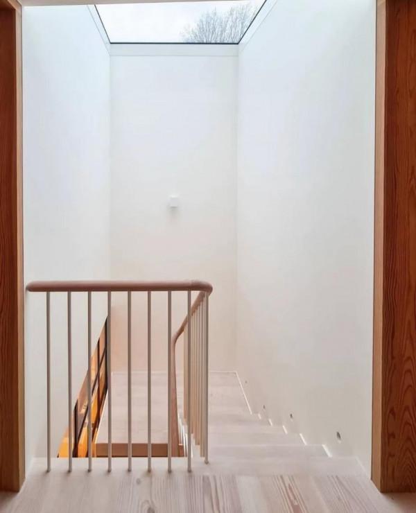 分享一間明亮住宅，僅格子窗與樓梯就圈粉無數，太有品味了