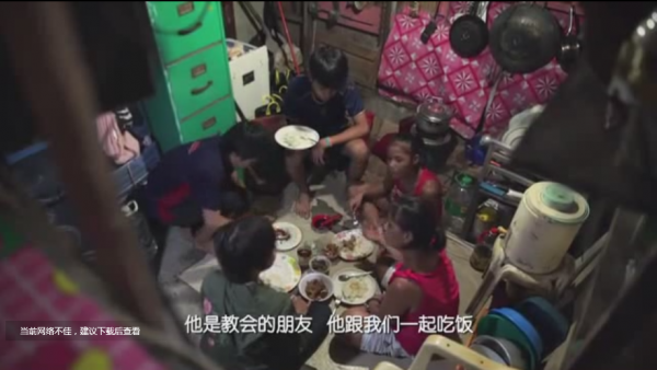 菲律賓的窮人有多慘？靠撿富人的剩飯生活，撿到雞腿能開心一天