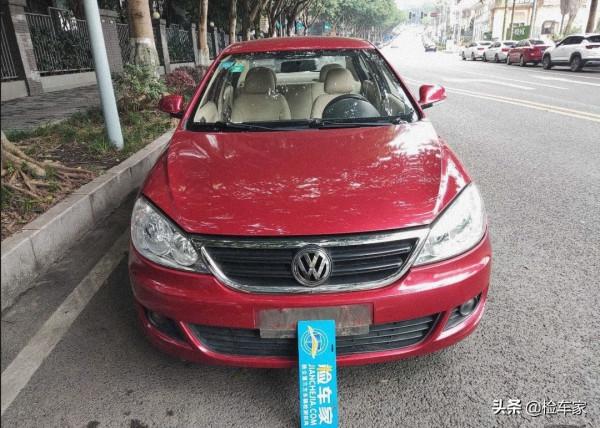 報價2萬塊的大眾朗逸，掀開地膠竟發黴長毛，車主讓價一千成交