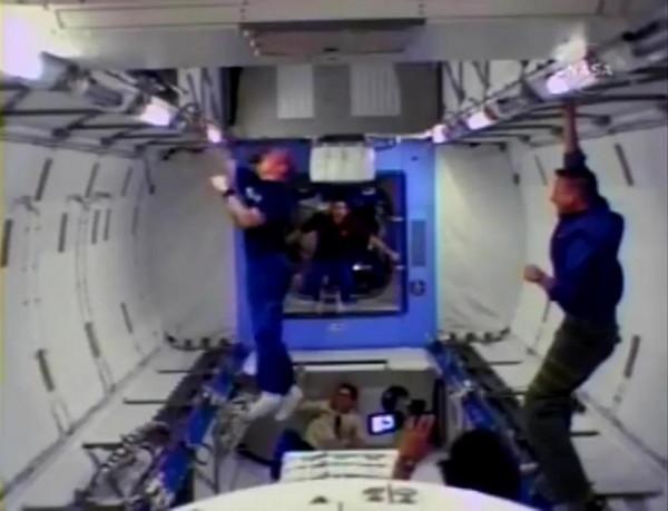 一位宇航員被開玩笑固定到空中，沒有著力點有多慘？可能會死掉