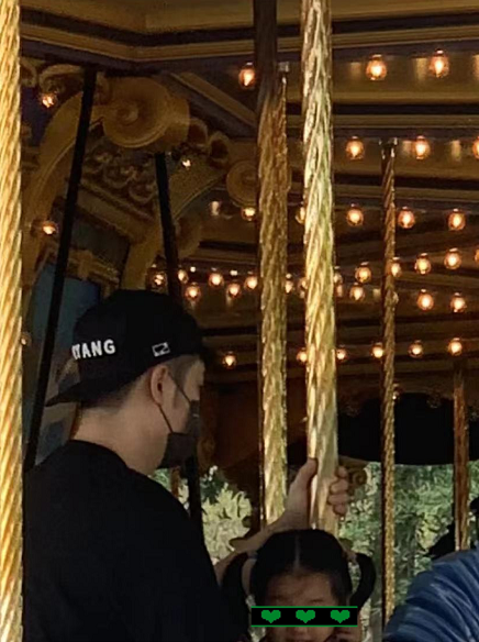 陳赫張子萱帶女兒玩旋轉木馬,安安正臉曝光,扎雙馬尾靈動可人 陳赫張子萱帶女兒玩旋轉木馬,安安正臉曝光,扎雙馬尾靈動可人