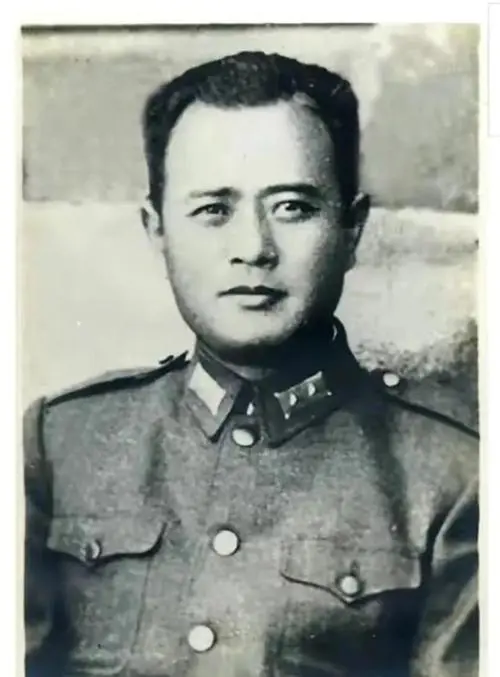 這位國軍名將被俘後，劉伯承元帥&OpenCurlyDoubleQuote;三顧茅廬&rdquo;，請他出山當教官