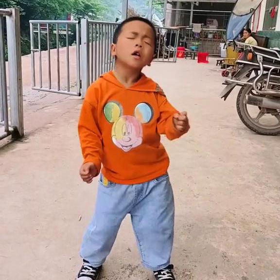 農村山裡娃：四川6歲小孩打小就是個戲精，網友稱他“未來歌神”