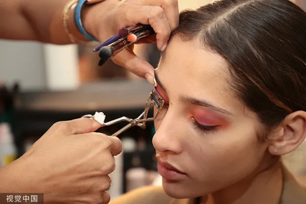 除了浮誇彩繪 還能跟時裝週的妝發學點啥