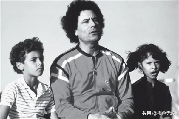 卡扎菲五子生前最後時刻：邊喝水邊抽菸，神情淡定地與叛軍對話