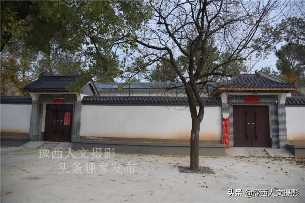 河南山區農民咋回事，老家花幾十萬蓋房卻不住，地裡種紅薯也不吃