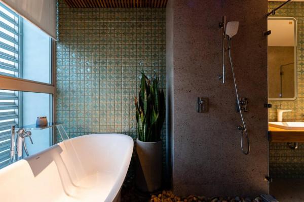 樓頂搭廊架種樹，像個公園，這套頂複式跟別墅一比，好像真的沒輸