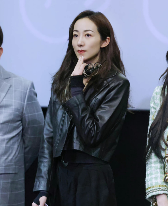 韓雪一改往日溫柔形象，短款皮衣盡顯甜酷風，長髮加持超吸晴