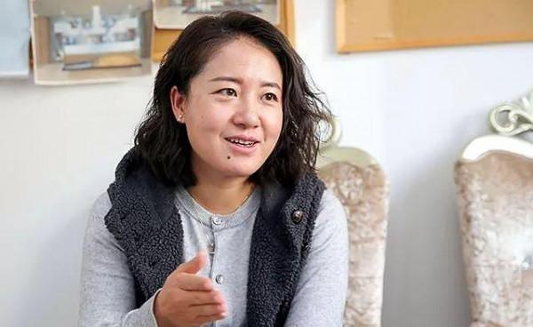 1992年鄧小平視察上海，深情親吻的農家小兒湯佳贇，後來怎麼樣？