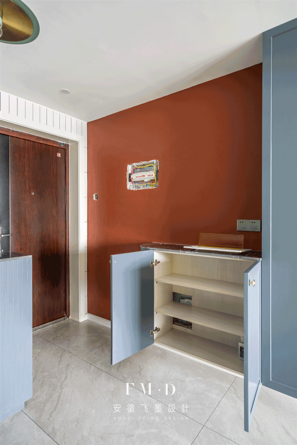 入戶玄關與廚房融合，整扇吊軌玻璃拉門分隔，成12㎡獨立大套間