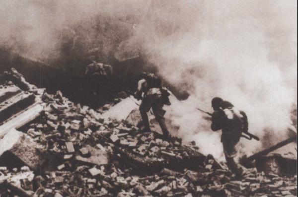 2011年省委書記下鄉慰問，偶然發現一副畫，揭開老農隱藏50年身份