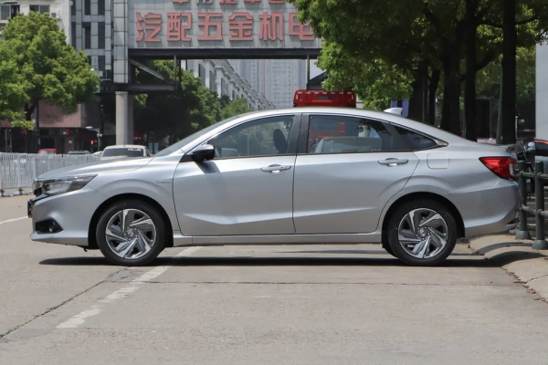 混動車本田凌派，本田的一款中檔車，綜合油耗低至4.0升