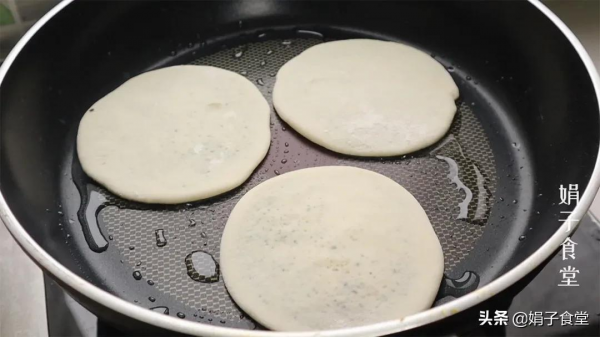 家常快速糖餅，不用發麵，外酥裡軟，香甜可口，涼了也不硬