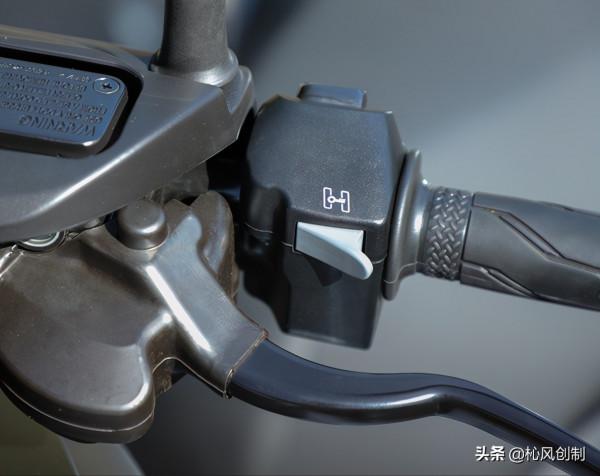 試駕雅馬哈YAMAHA Tricity300!超前部署安全性的三足巨獸 試駕雅馬哈YAMAHA Tricity300!超前部署安全性的三足巨獸