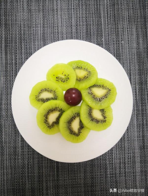 蒸包子吃膩了試試烤包子吧，外酥裡軟又多汁，搭配蘿蔔湯，助消化