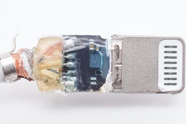 反向升級？蘋果新版C94 USB-C to Lightning線拆解