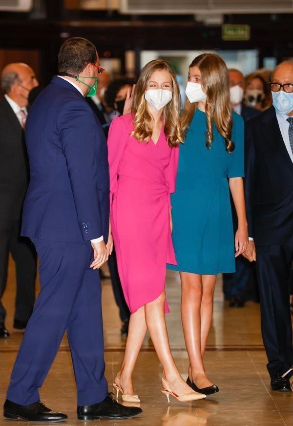 西班牙大公主模樣變成熟,15歲就穿緊身裙配高跟鞋,身高趕超媽媽 西班牙大公主模樣變成熟,15歲就穿緊身裙配高跟鞋,身高趕超媽媽