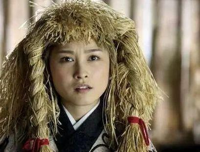 明星古裝尷尬史：頭頂風扇、餃子都算好的，有些太誇張真忍不了