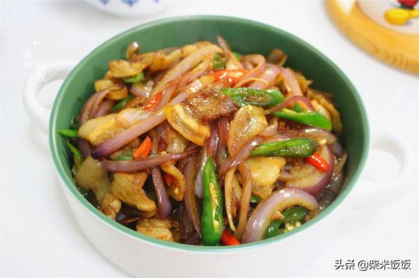 這道菜簡單又好吃，大火快炒，幾分鐘上桌，香辣開胃吃不夠