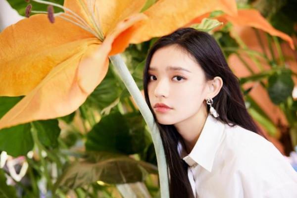 林允穿襯衫配皮褲硬扮成熟,但初戀臉太顯嫩,長髮及腰讓人羨慕 林允穿襯衫配皮褲硬扮成熟,但初戀臉太顯嫩,長髮及腰讓人羨慕