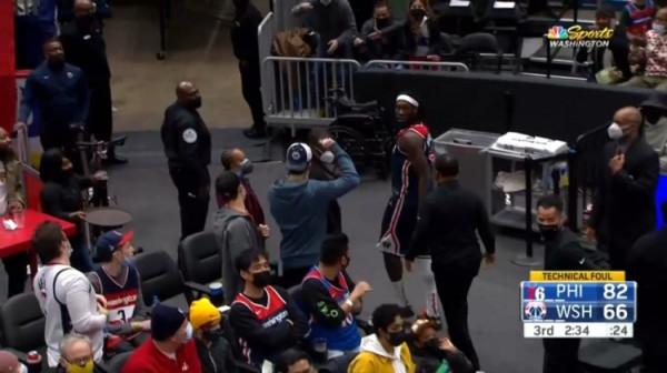 恩比德哈雷爾推搡先各吃一次技犯 哈雷爾次回合再推恩比德被驅逐