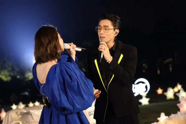 衛視中秋晚會明星造型:張碧晨人魚裙仙氣足,戚薇蓬蓬袖誇張 衛視中秋晚會明星造型:張碧晨人魚裙仙氣足,戚薇蓬蓬袖誇張