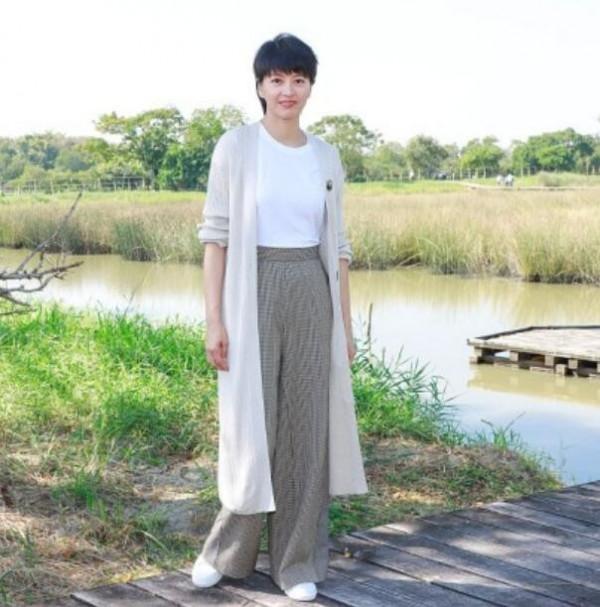 45歲梁詠琪氣質真好！長款奶奶衫穿出高階感，面板光滑無一絲皺紋