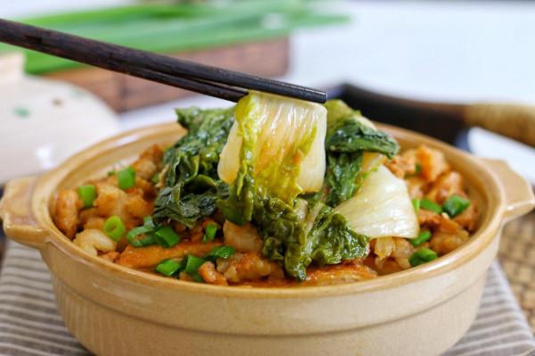 天冷了，砂鍋菜比炒菜更受歡迎，一碗料汁就能搞定，鮮甜好吃