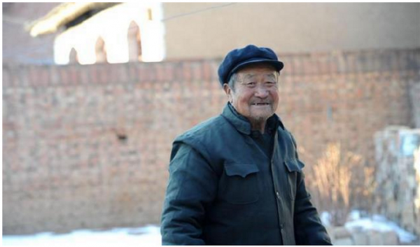 九旬抗日老兵，證件丟失沒法證明身份，指著博物館照片說：這是我