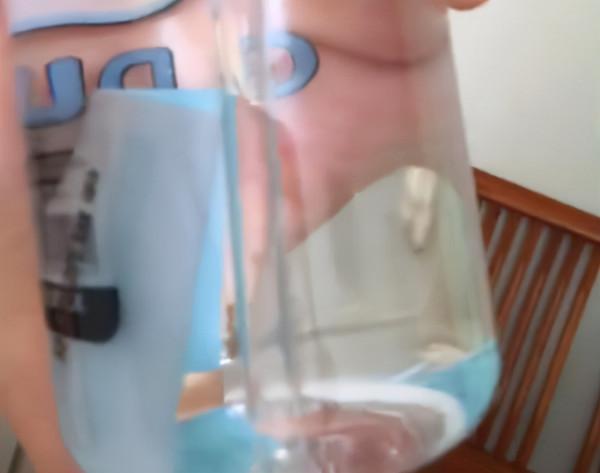 笑噴！廣東一產婦讓老公倒水喝，在水杯裡喝出說明書，網友：離譜