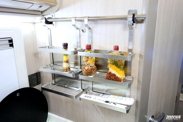 國產6.5T依維柯歐勝底盤加持,穩!實拍2022款中意極致雙拓展房車 國產6.5T依維柯歐勝底盤加持,穩!實拍2022款中意極致雙拓展房車