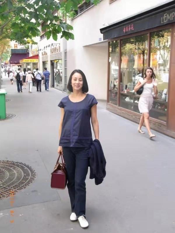 60歲女人氣質再好穿衣也別花哨，學她這樣穿，演繹歲月不敗美人