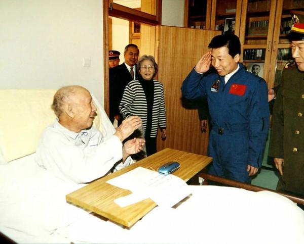 1956年毛主席舉行國宴，錢學森到場找不到座位，毛主席：來1號桌