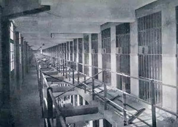 國軍下士駕駛登陸艇前來投誠,在福建被授予軍銜,獲600兩黃金 國軍下士駕駛登陸艇前來投誠,在福建被授予軍銜,獲600兩黃金