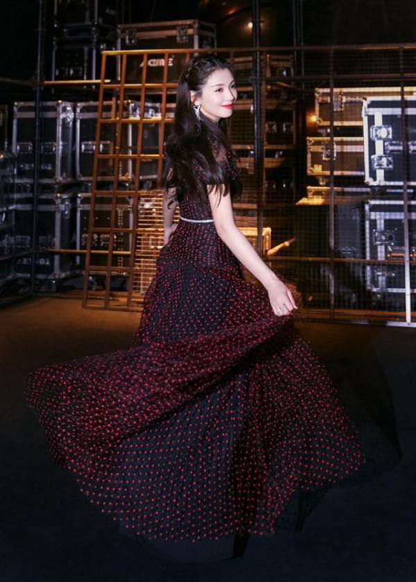 劉濤穿波點裙主持《披荊斬棘的哥哥》，在哥哥面前，姐還是小女生