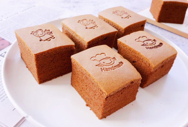 「巧克力古早味蛋糕」的做法+配方，細膩可口，甜而不膩